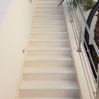 Treppenanlage aus hellem mediterranen Kalkstein natursteinwolf